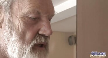 aov sex Anh ta có một con gà trống phim sex 2021 nga trong mông.