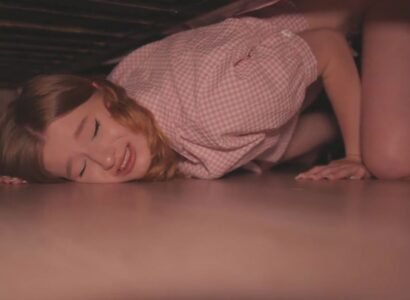 sex mami donggeuran Sung sướng sờ lồn khi chị kế bị mắc kẹt dưới gầm giường